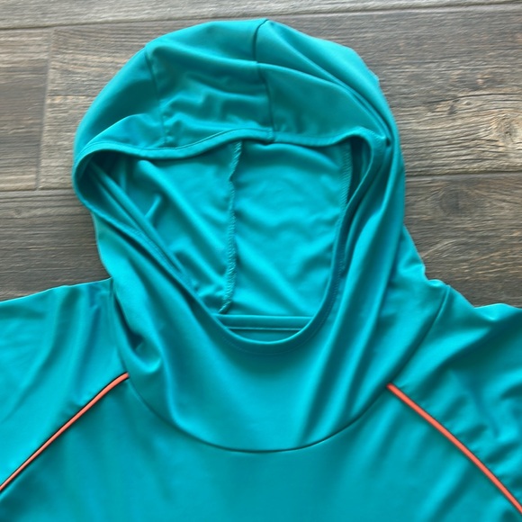 Men’s Dolphin 🐬 long sleeve hooded dry fit - Picture 4 of 6